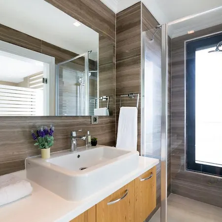 Sleeps 8 Pool Air Con Wifi فيلة *