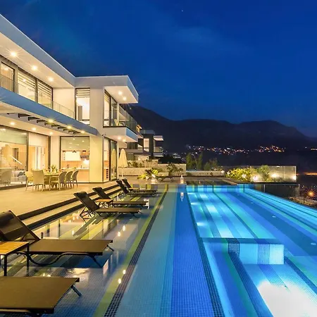 Sleeps 8 Pool Air Con Wifi فيلة كالكان